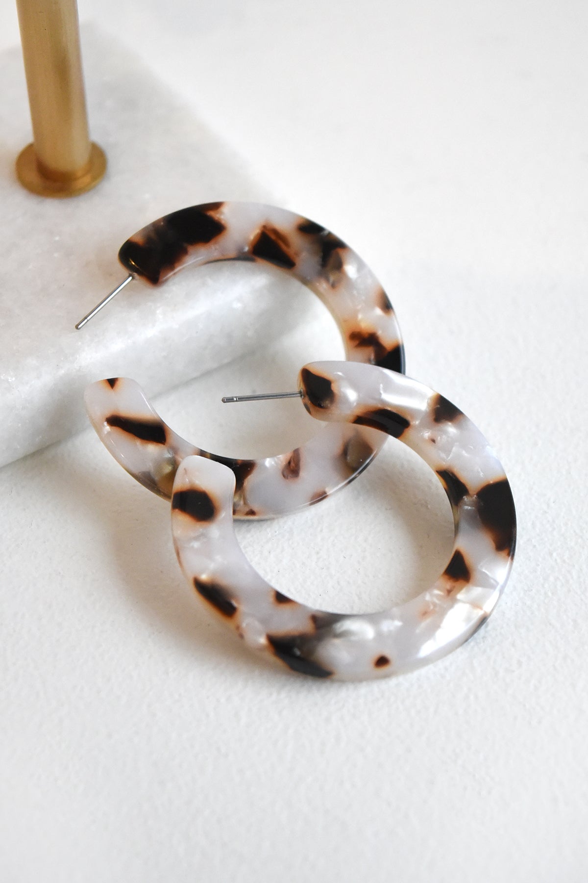 TORTOISE ACRYLIC HOOP EARRINGS
