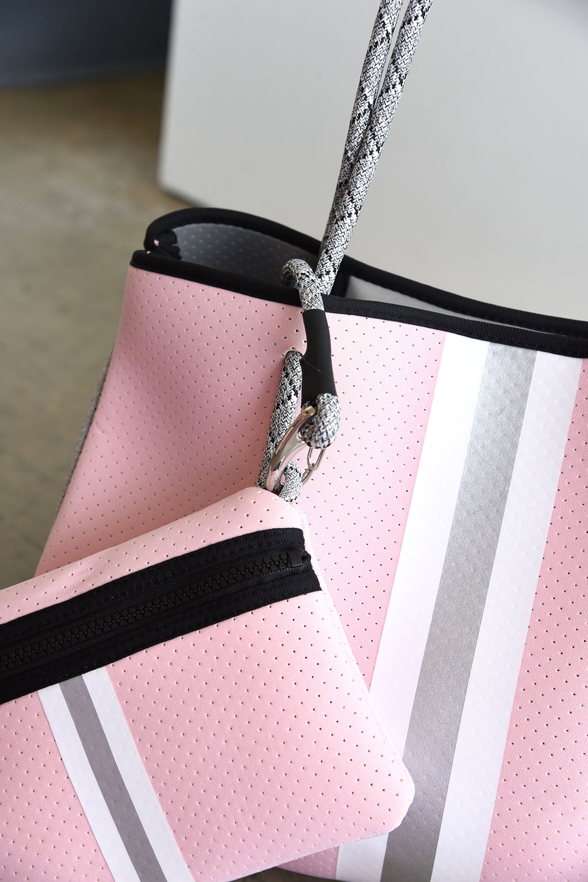 HAUTE SHORE GREYSON TOTE -QUARTZ