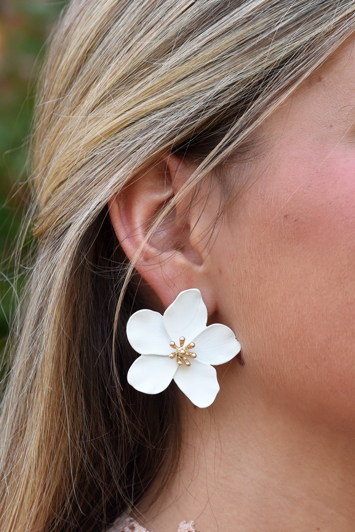 WHITE FLOWER STUD EARRINGS - Dear Stella Boutique