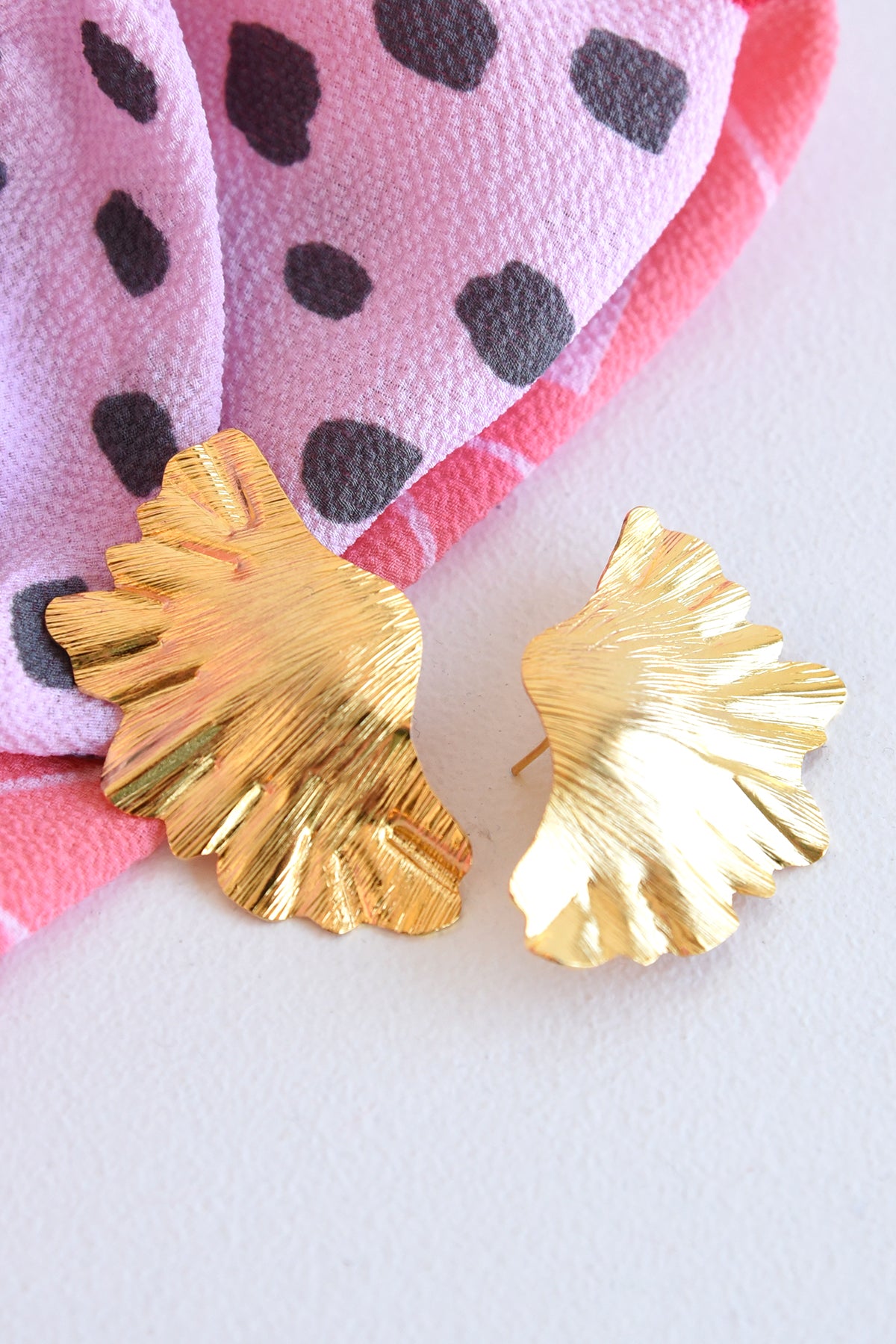 HAMMERED GOLD STUD EARRINGS