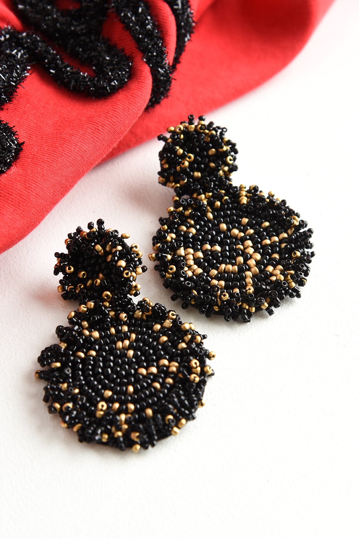 BEADED DISK EARRINGS -BLACK/GOLD