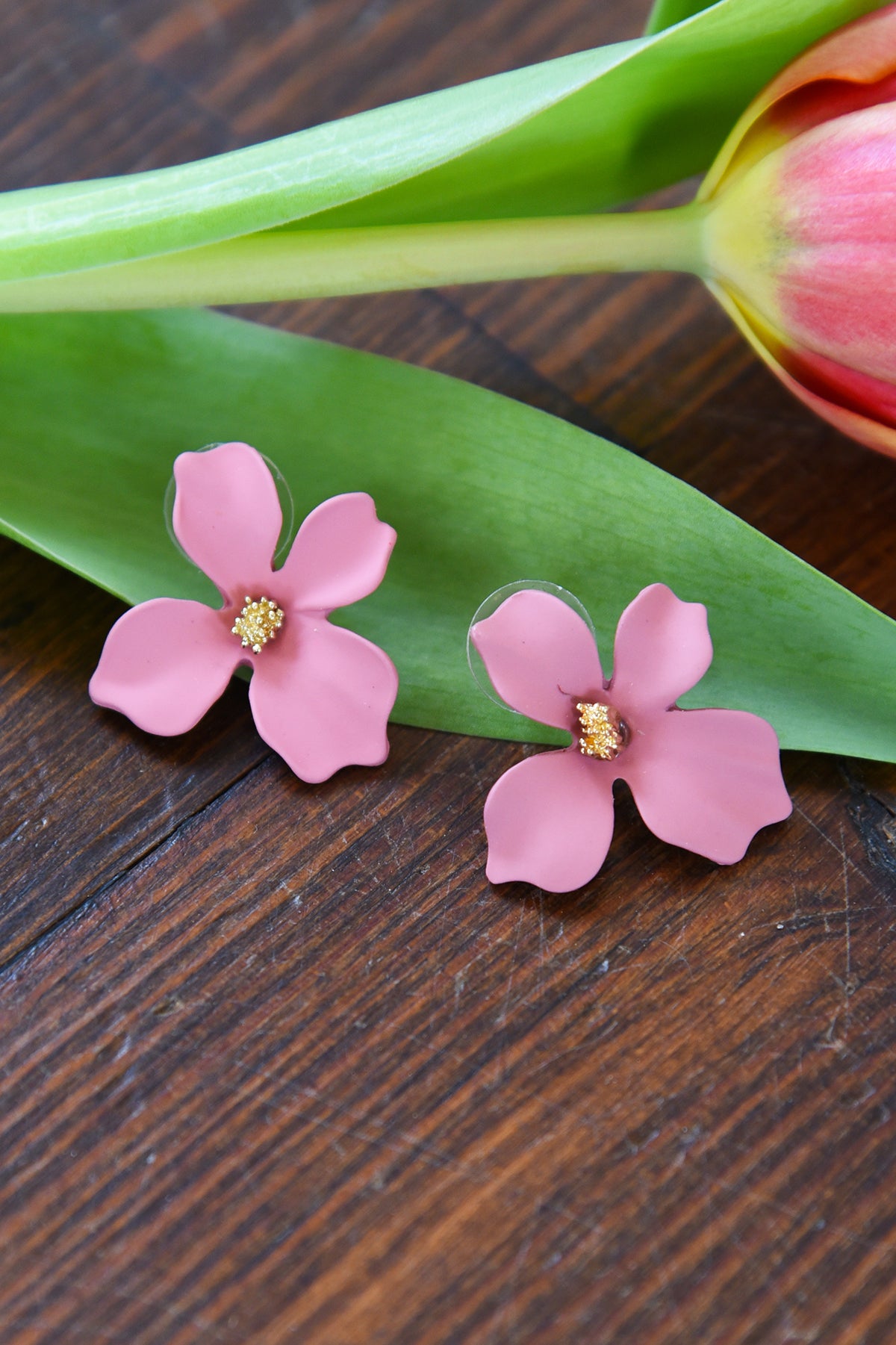 FLOWER STUD EARRINGS -LIGHT PINK - Dear Stella Boutique