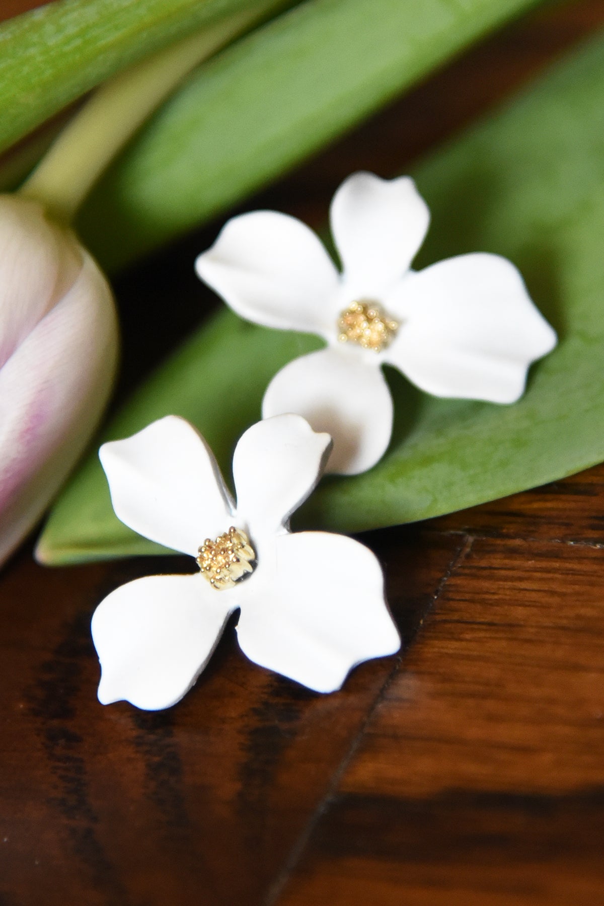 FLOWER STUD EARRING -WHITE - Dear Stella Boutique