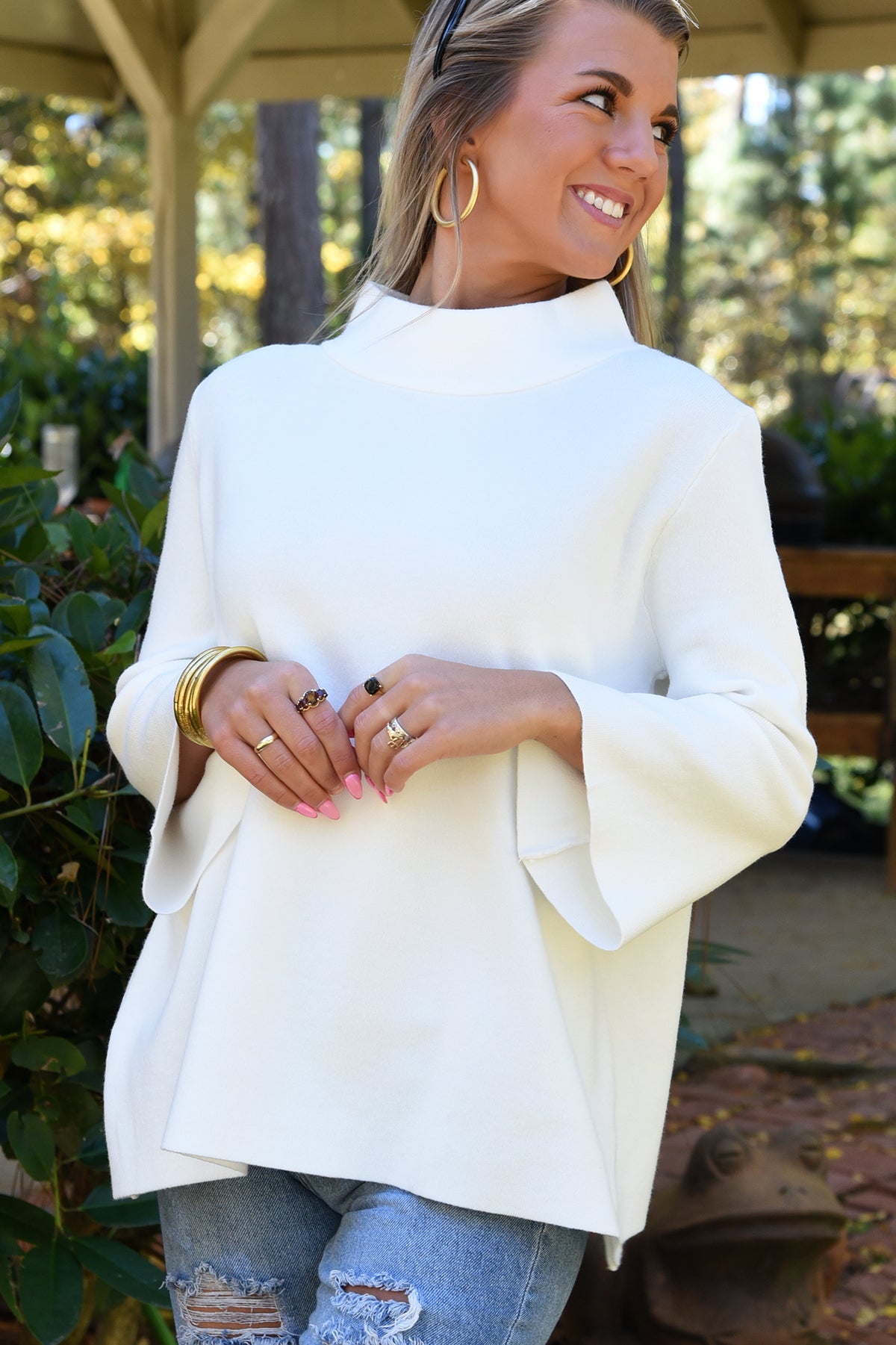 STAND OUT SWEATER -WHITE