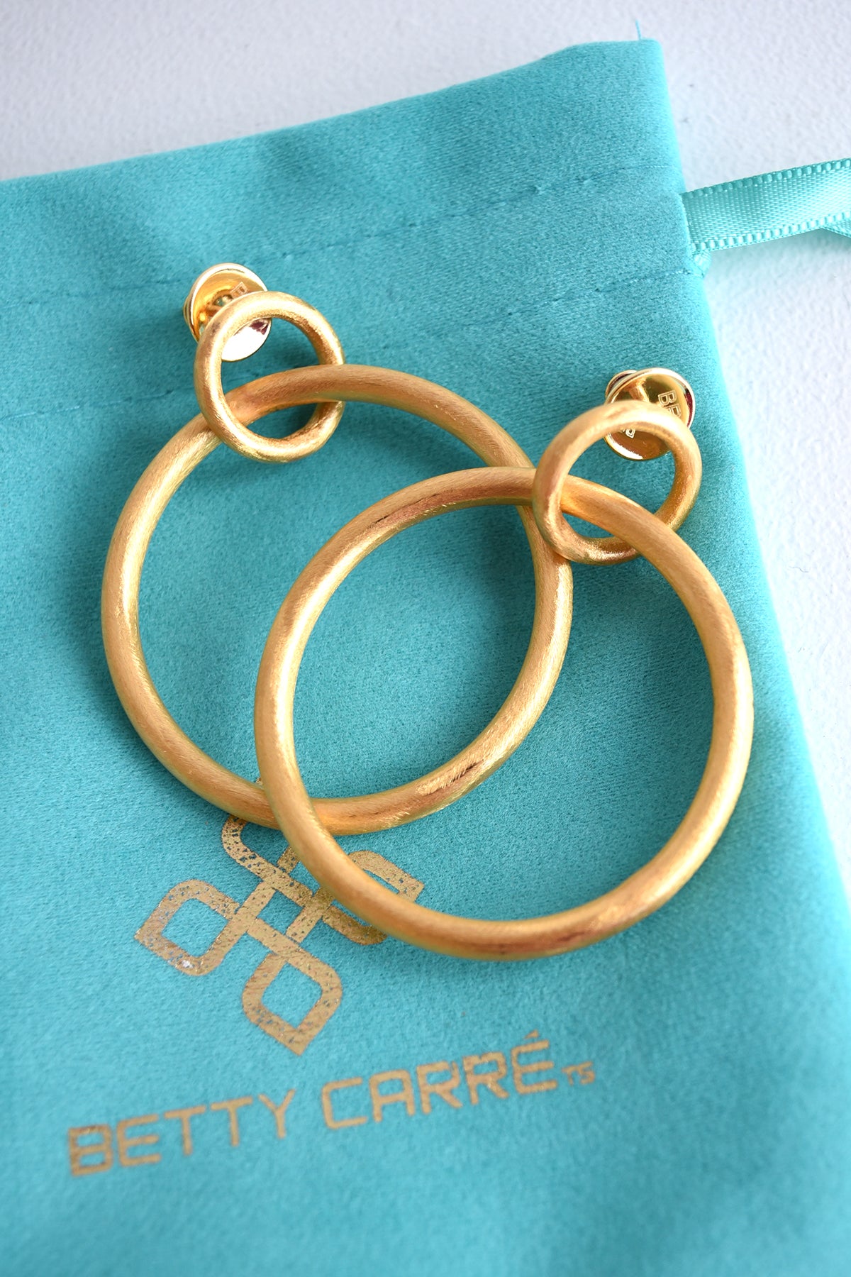 BETTY CARRE GOLD LINK ROUND HOOPS